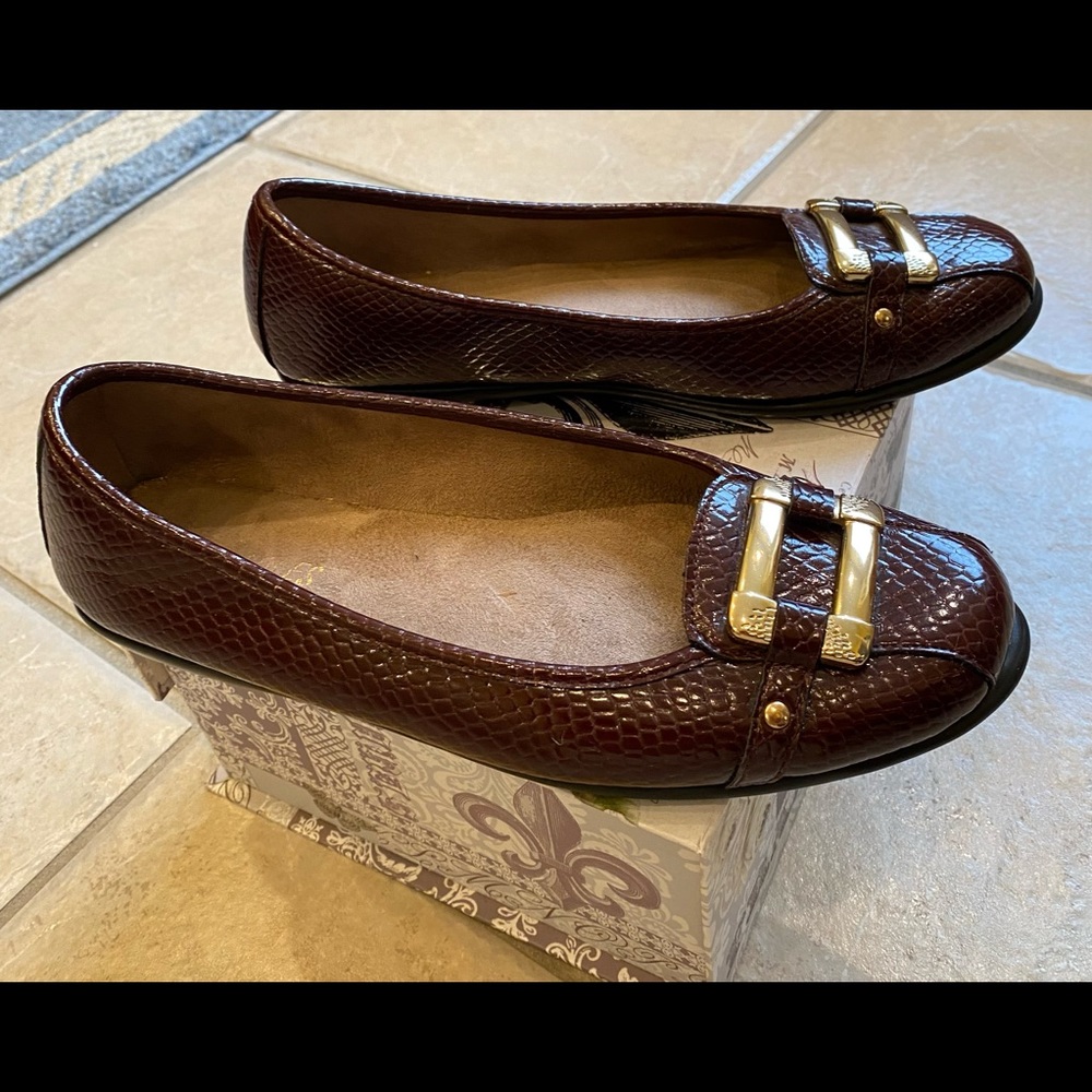Maroon Aerosoles with gold trim. Very gently worn. Size 8.